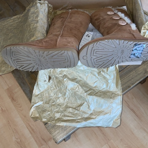 UGG Bailey Button Triplet Boot sz8 - Picture 4 of 8